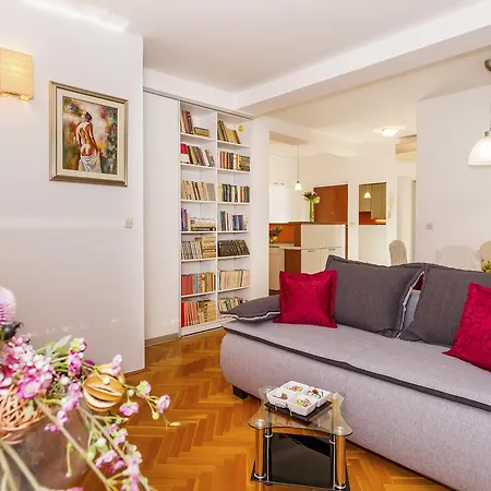 Luka Apartment *